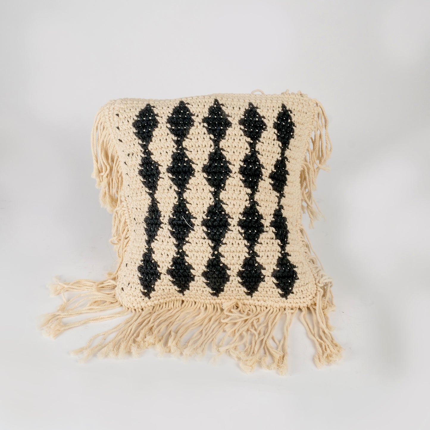 Coussin macramé noir et beige à franges