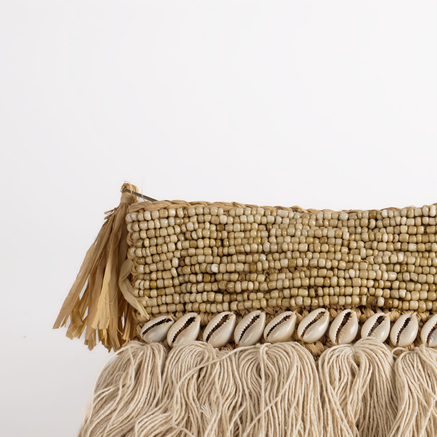 Pochette zippée en raphia coquillage
