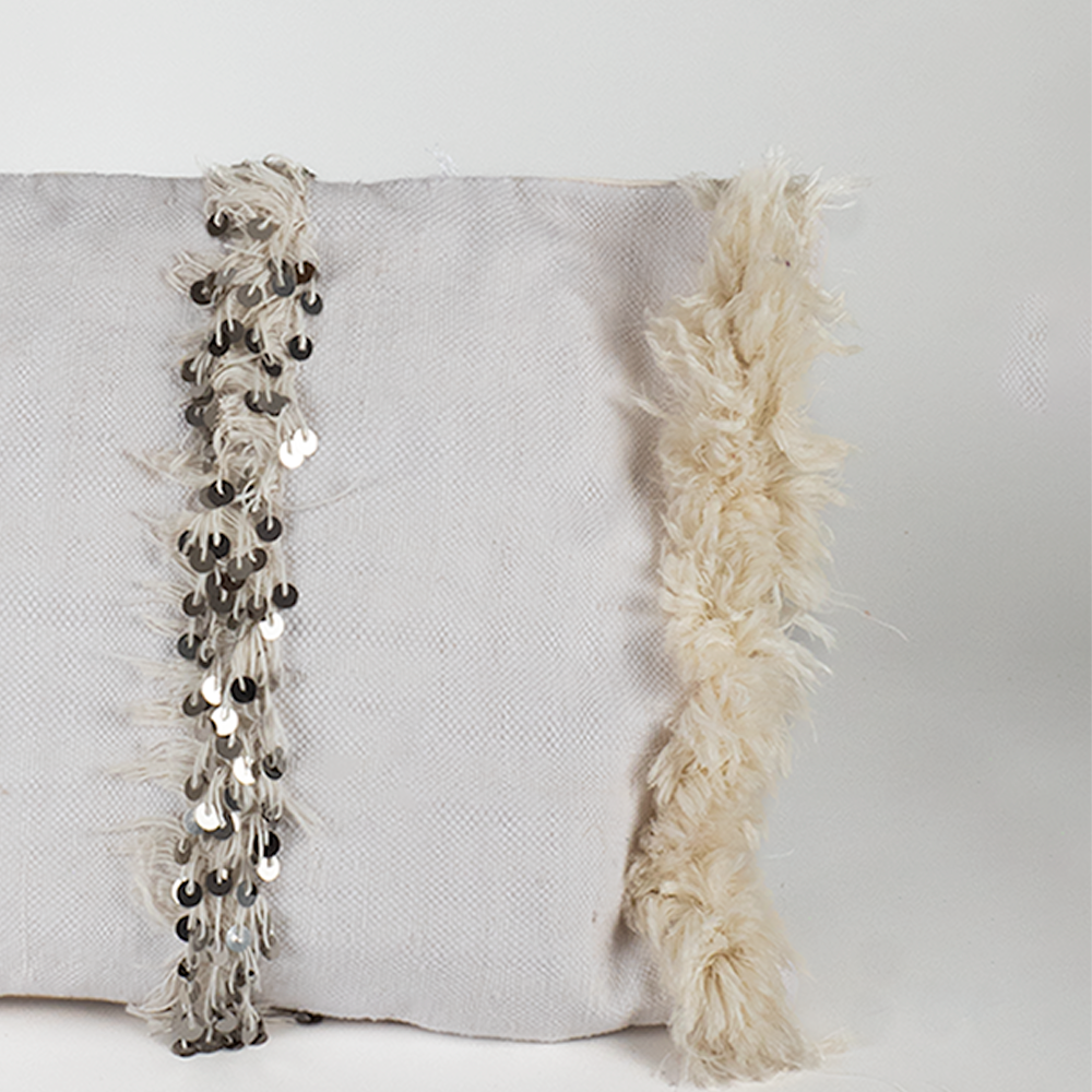 Housse de coussin blanche franges et sequins
