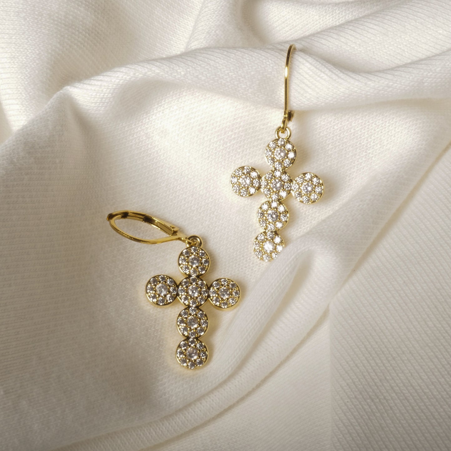 Créoles avec croix dorée