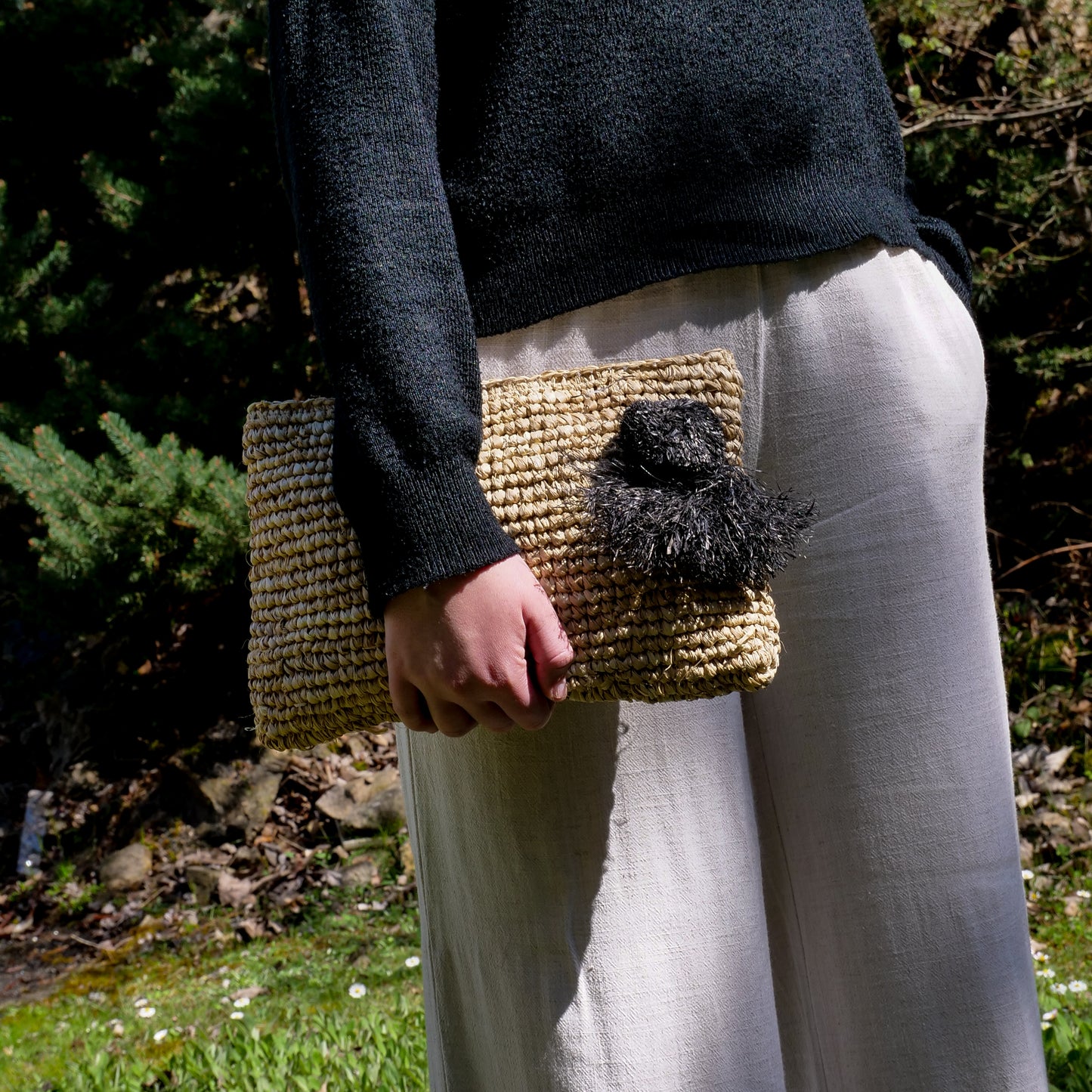 Pochette zippée en raphia nature, pompon noir