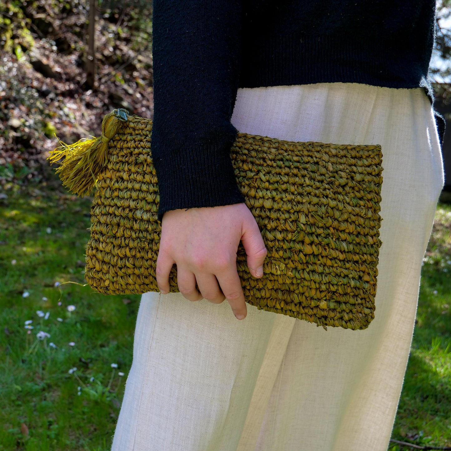 Pochette zippée en raphia vert