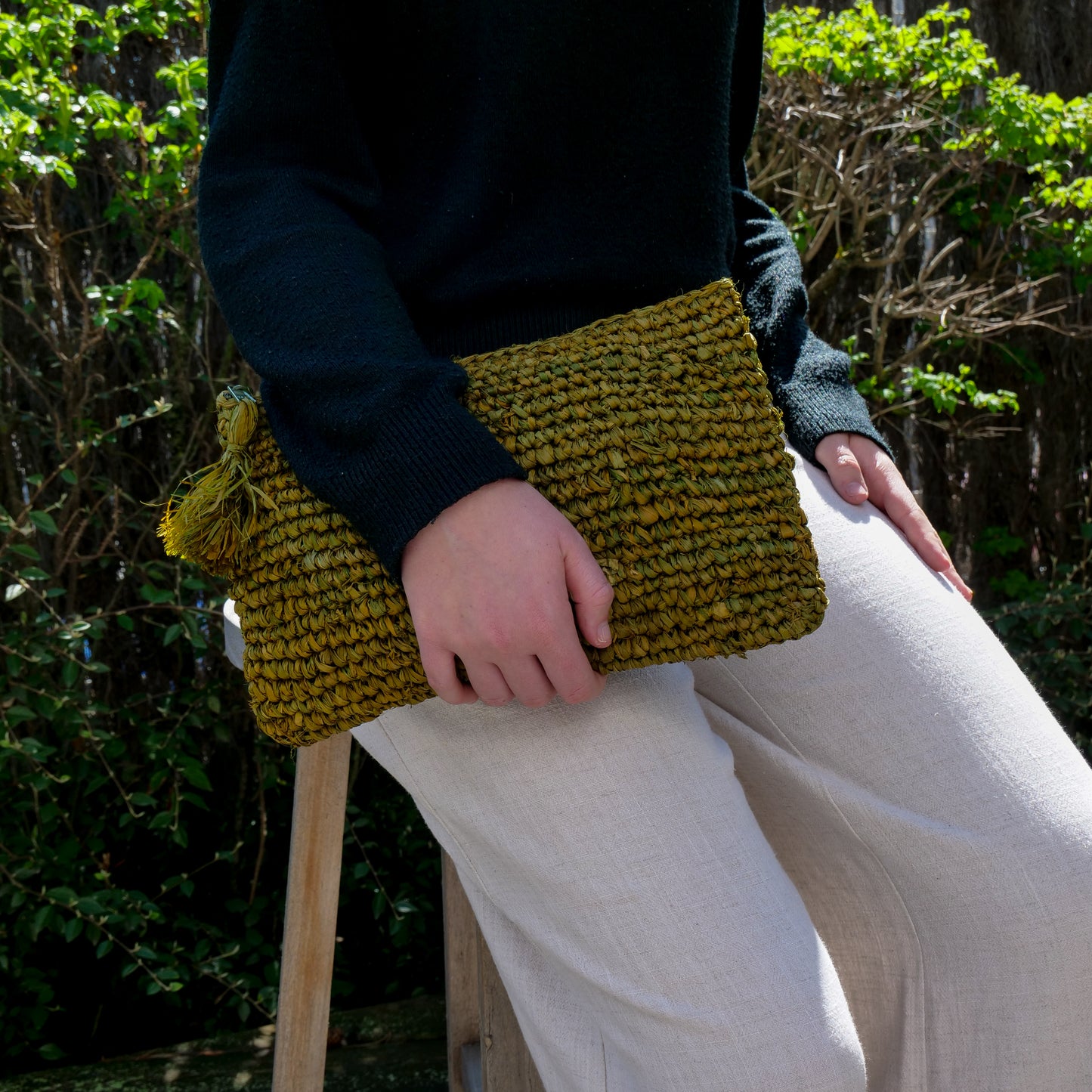 Pochette zippée en raphia vert