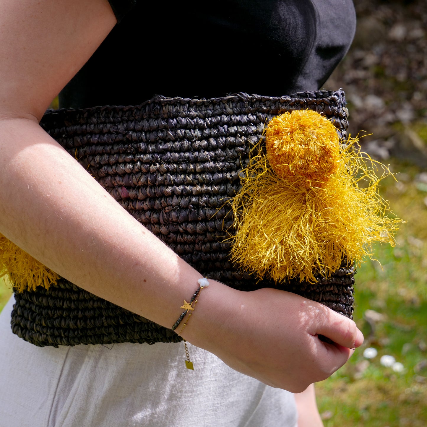 Pochette zippée en raphia noir, pompon jaune