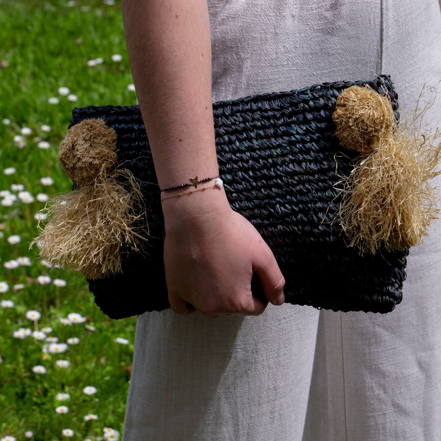 Pochette zippée en raphia noir, pompon naturel