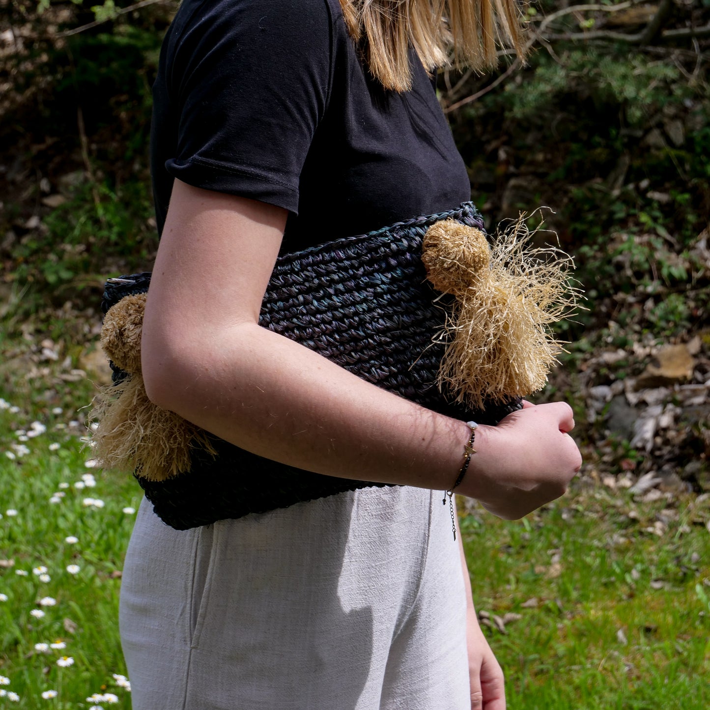 Pochette zippée en raphia noir, pompon naturel
