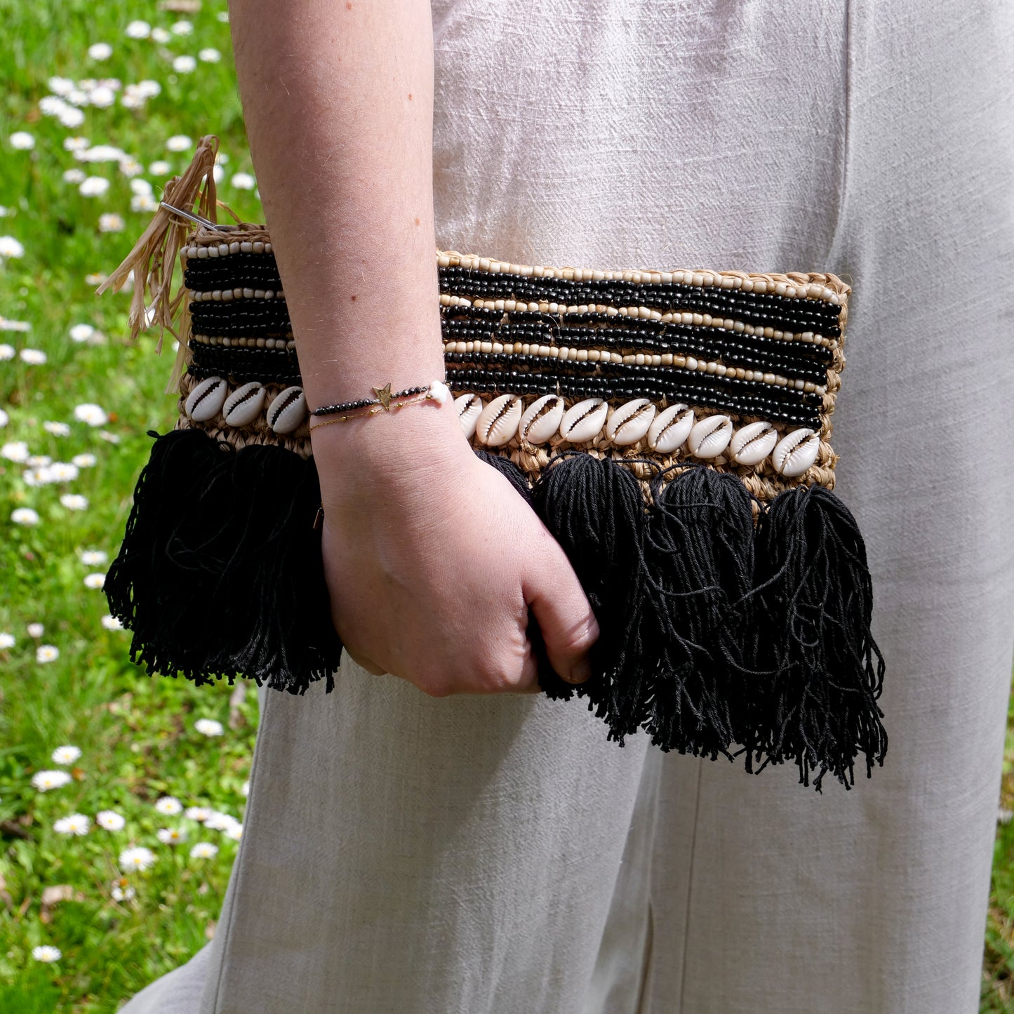 Pochette zippée en raphia perles et coquillages