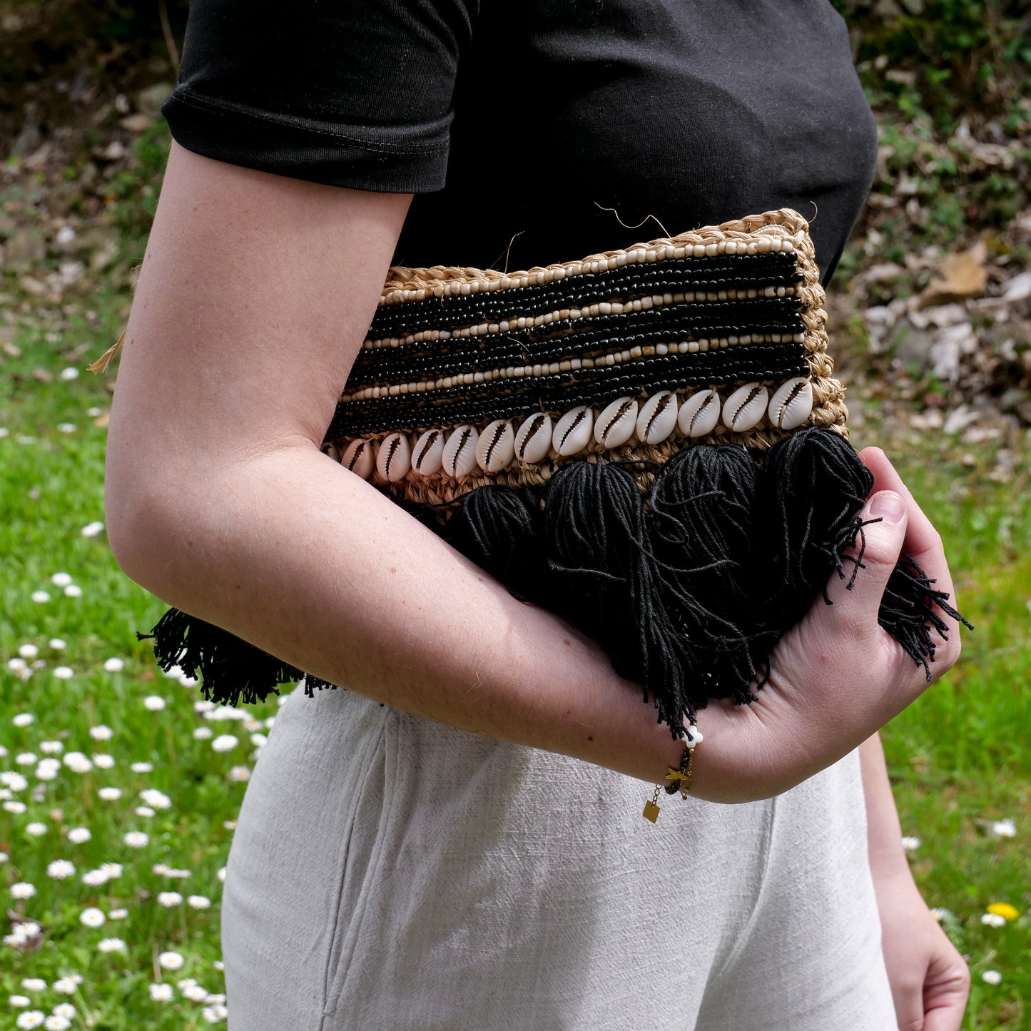 Pochette zippée en raphia perles et coquillages