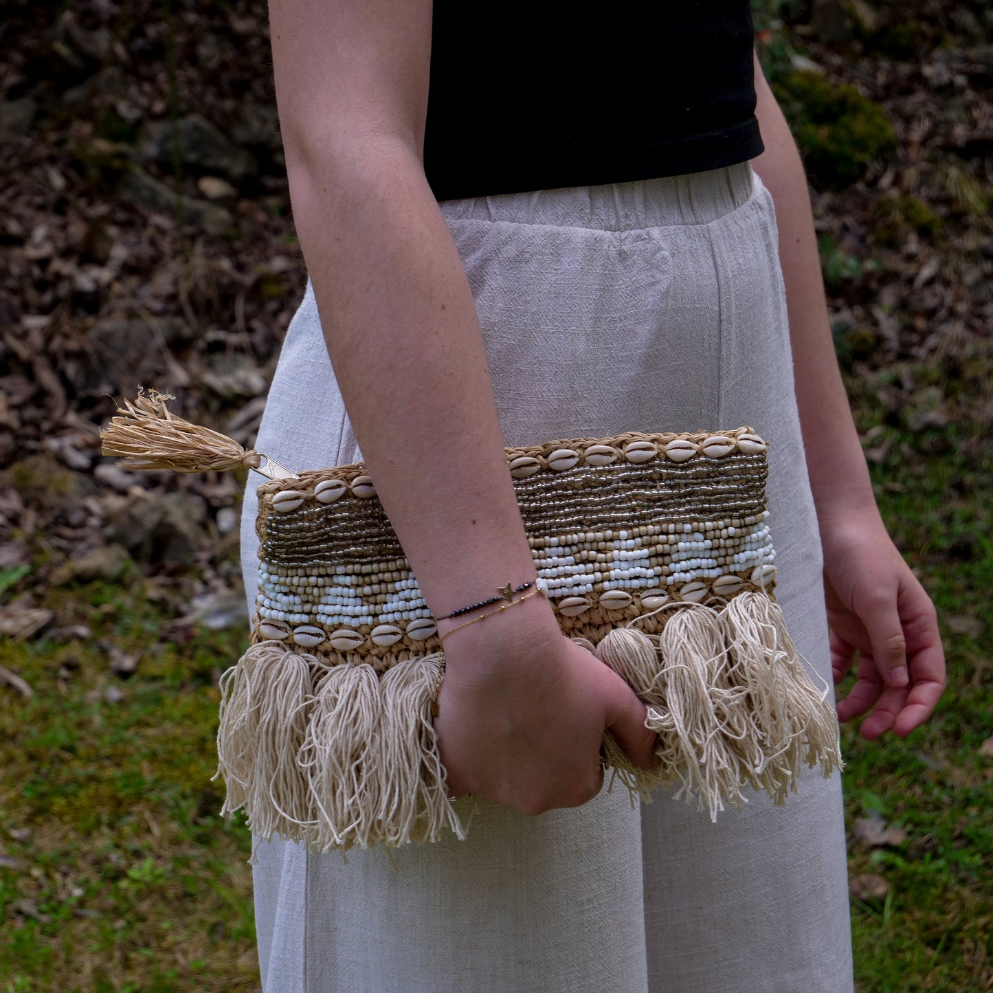Pochette zippée en raphia perles et coquillages