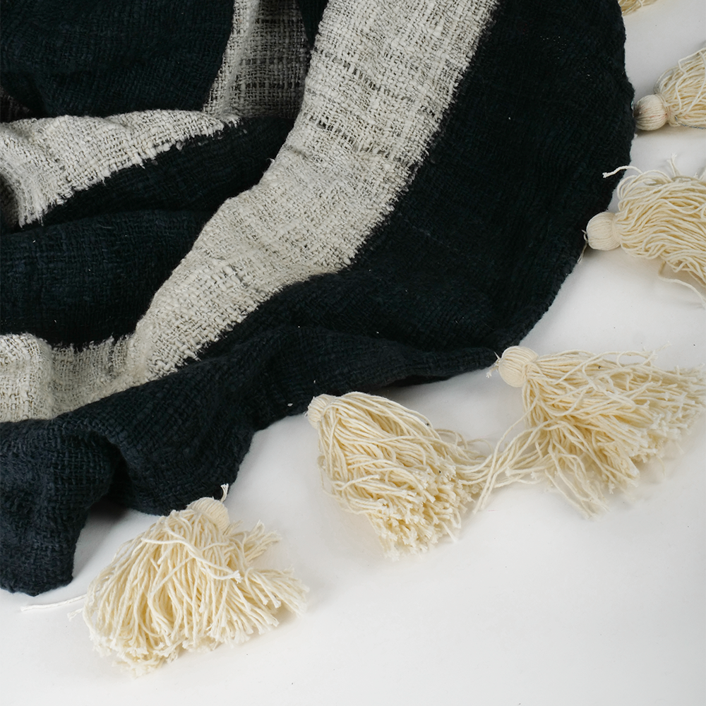 Plaid rayures noires et blanches avec pompons blanc 140*240
