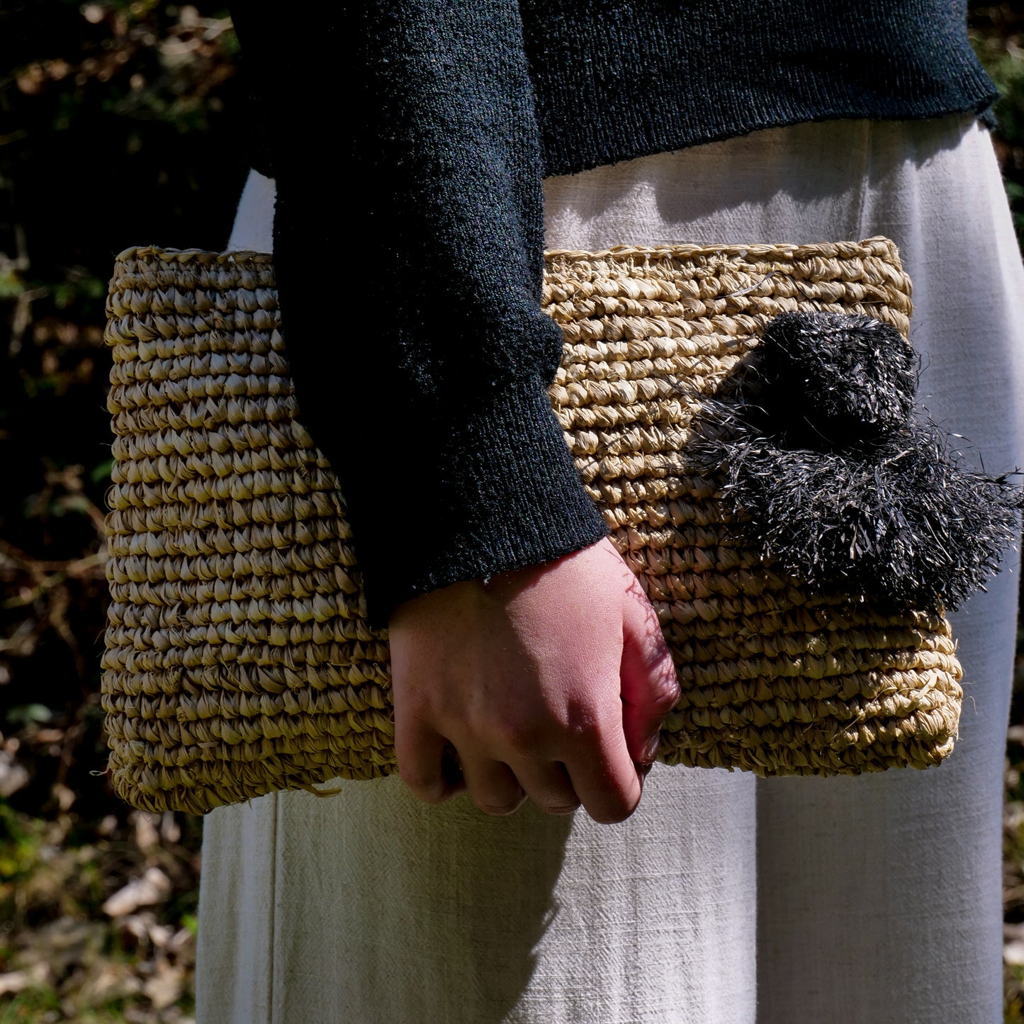 Pochette zippée en raphia nature, pompon noir