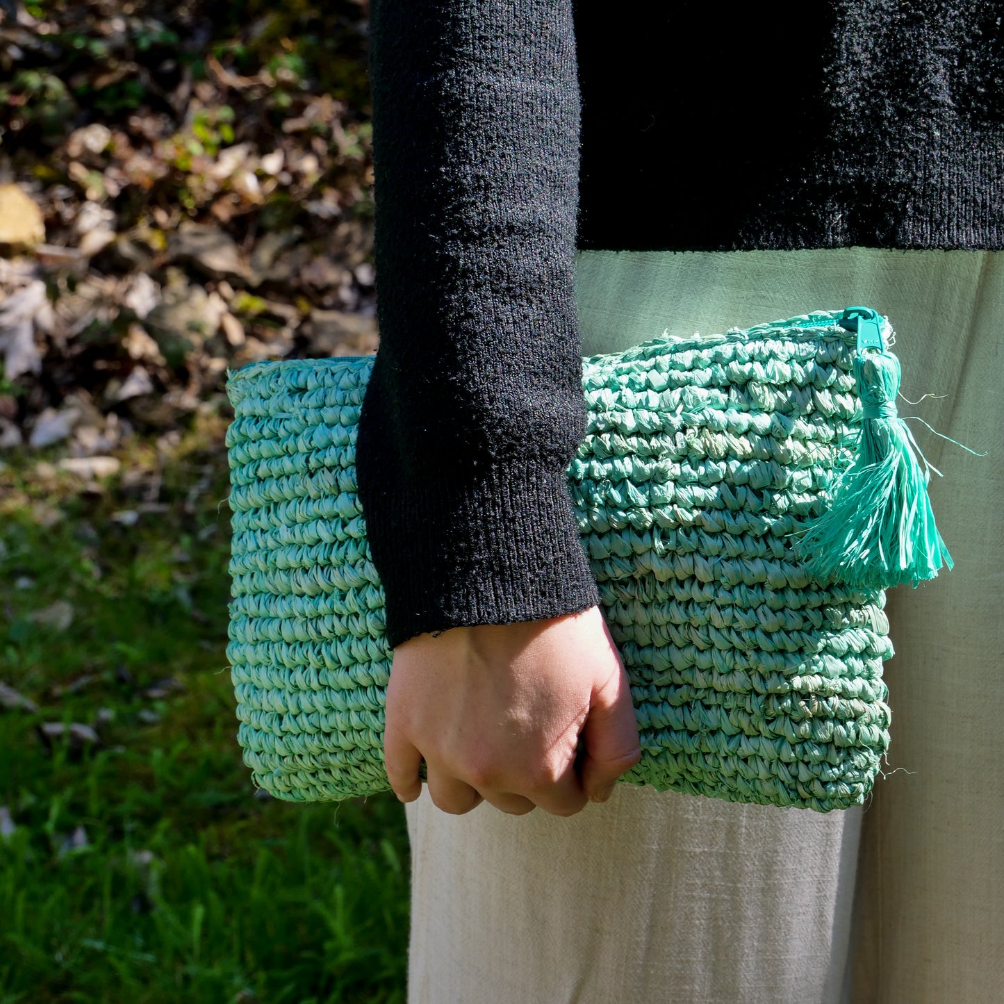 Pochette zippée en raphia et pompon turquoise