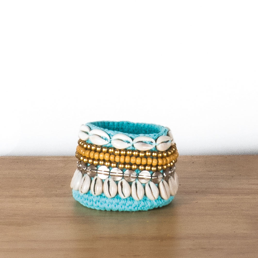Panier décoratif turquoise, orné de coquillages