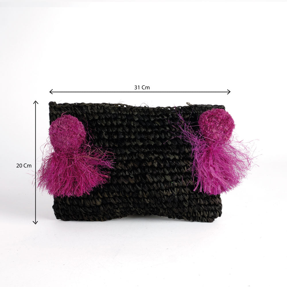 Pochette zippée en raphia noir, pompon rose