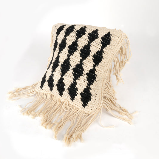 Coussin garni macramé blanc et noir à frange