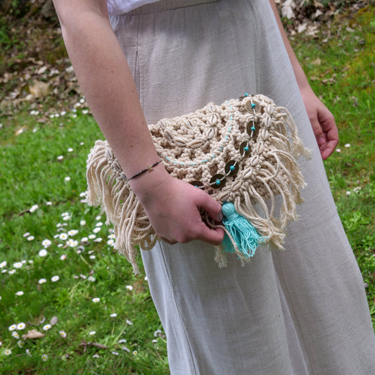 Pochette rabat macramé, coquillage et pièces, blanc et turquoise