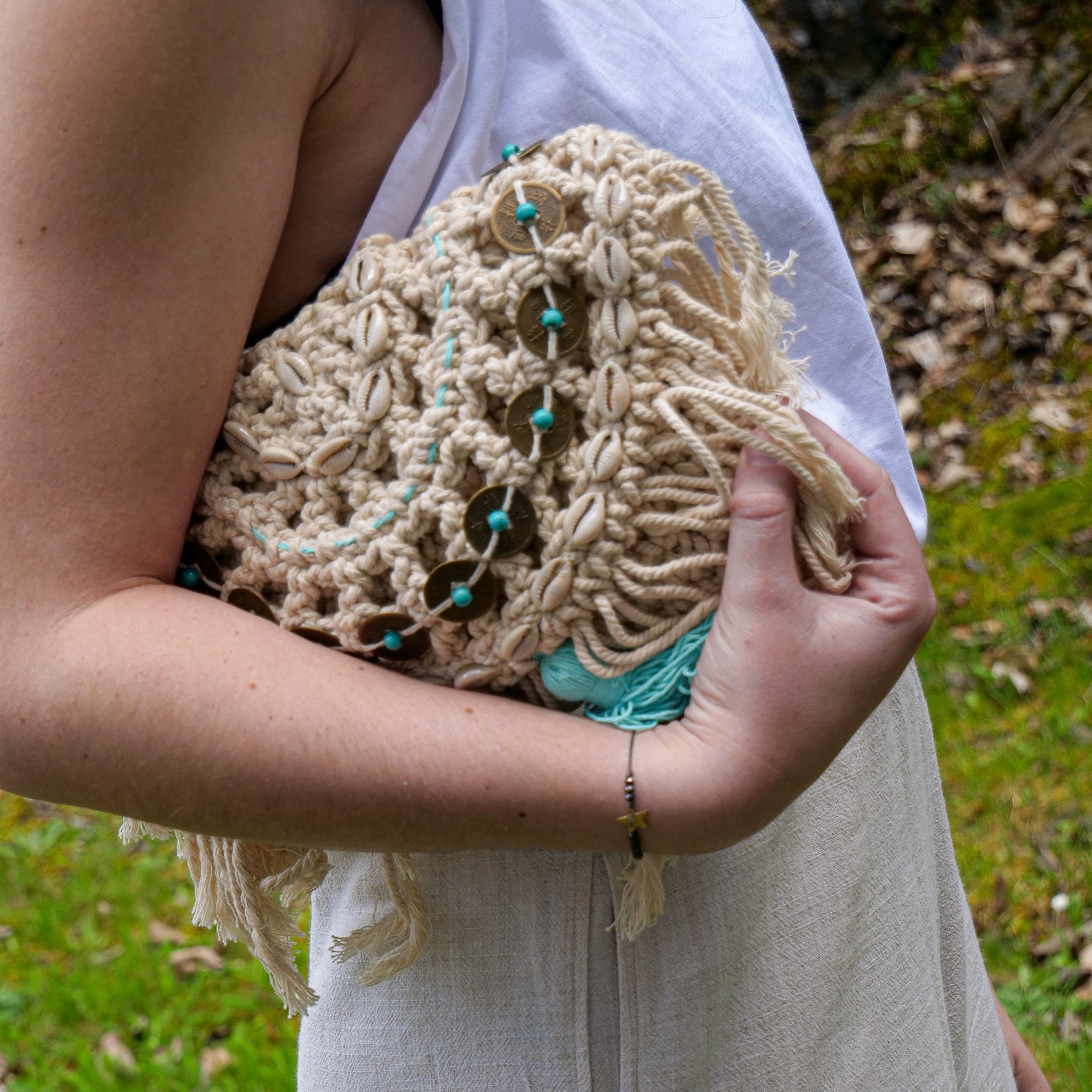 Pochette rabat macramé, coquillage et pièces, blanc et turquoise