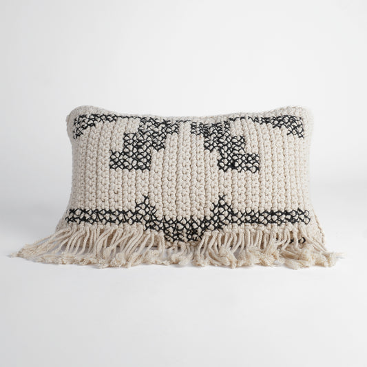 Coussin macramé garni blanc et noir avec franges et motifs géométriques