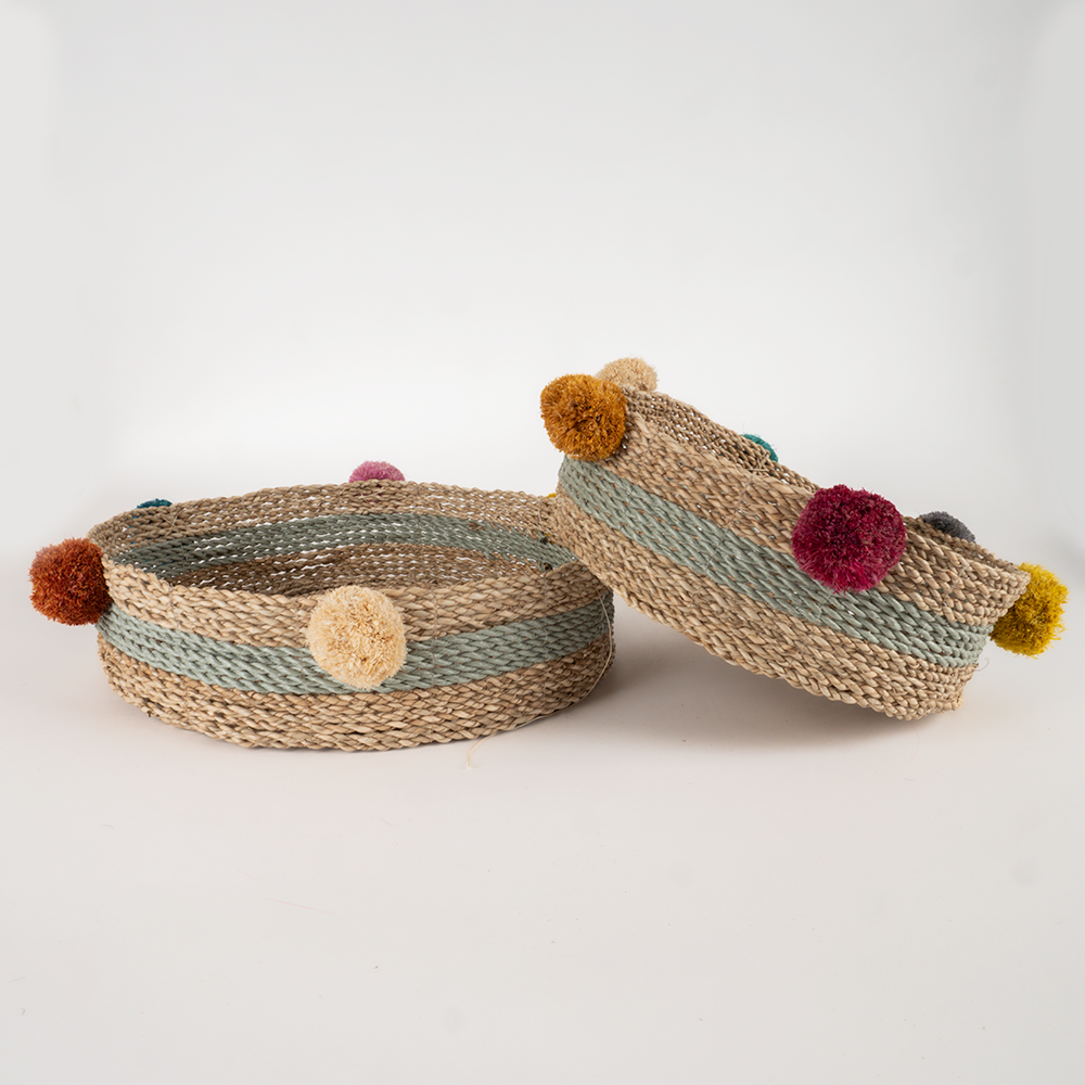 Paniers gigognes naturels avec pompons multicolores