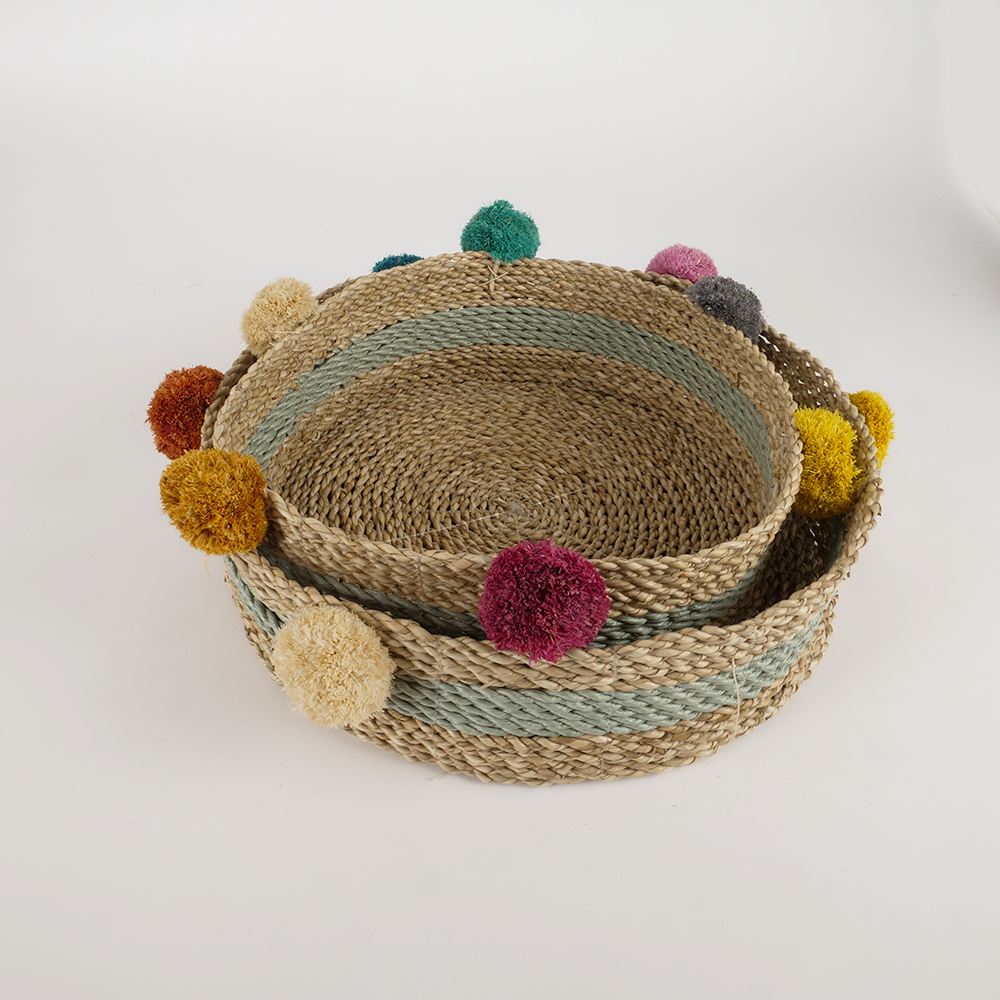 Paniers gigognes naturels avec pompons multicolores