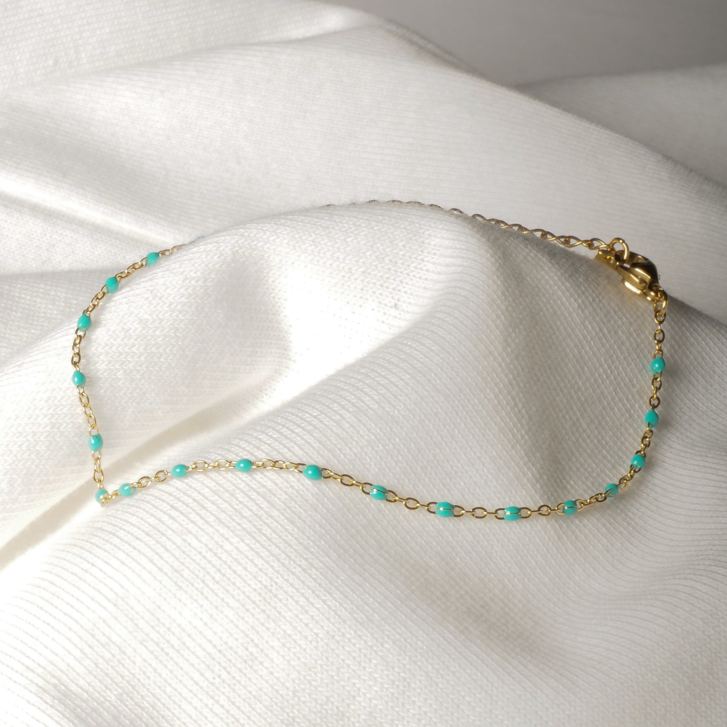 Collier ras du cou doré et perles colorées