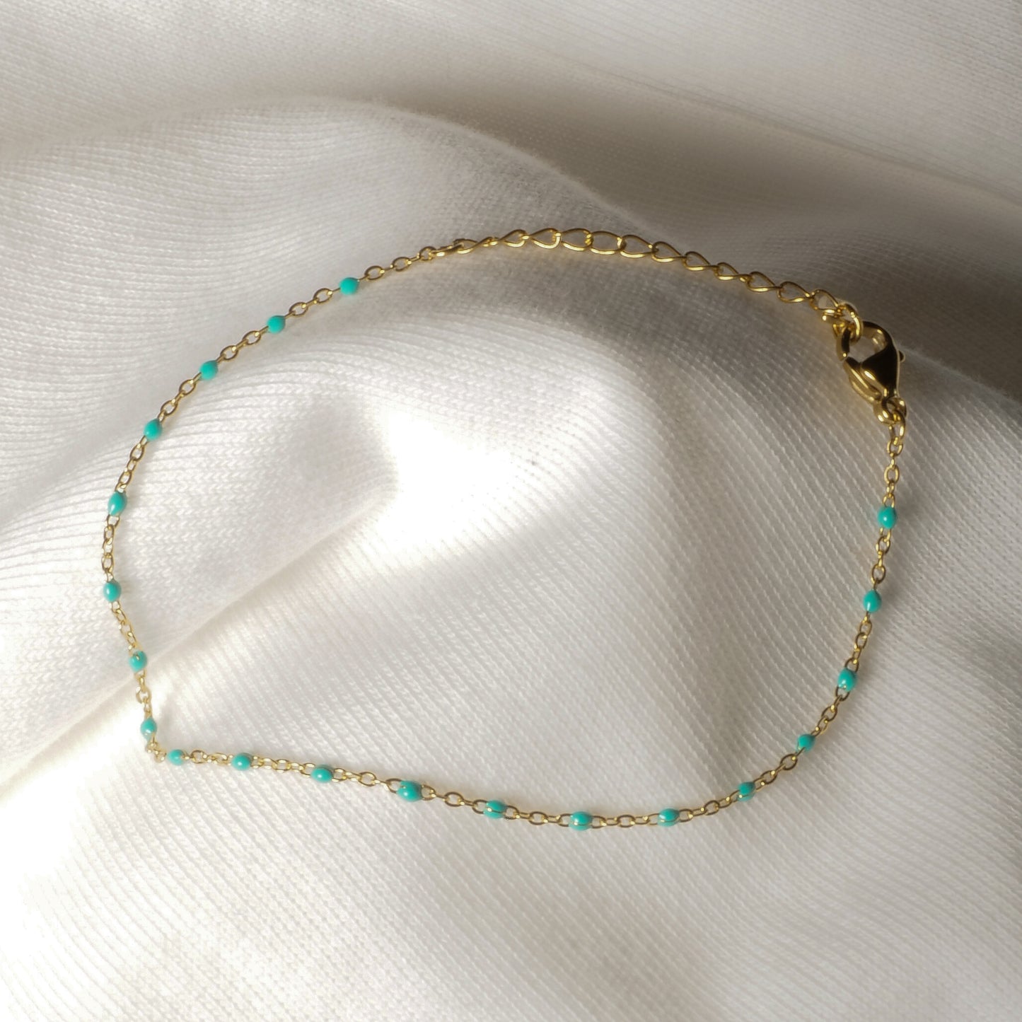 Collier ras du cou doré et perles colorées