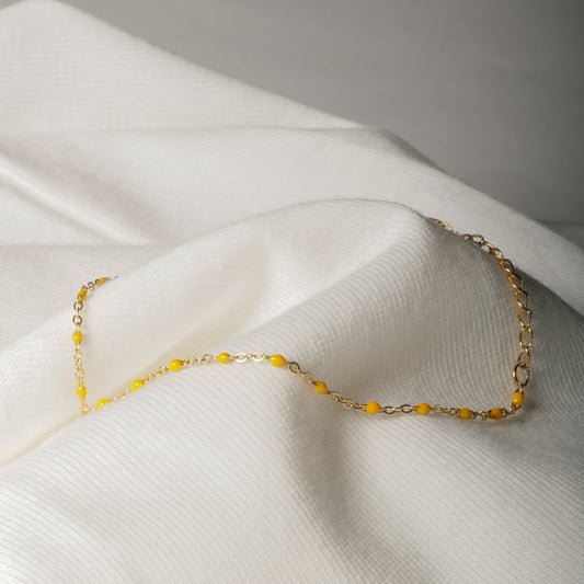 Collier ras du cou doré et perles colorées