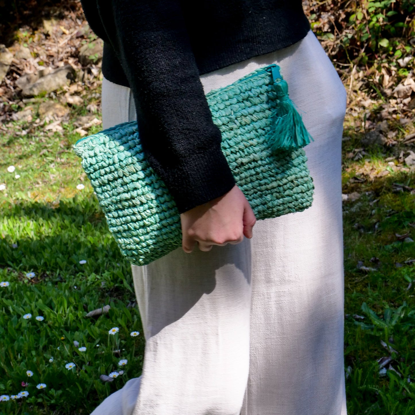 Pochette zippée en raphia et pompon turquoise