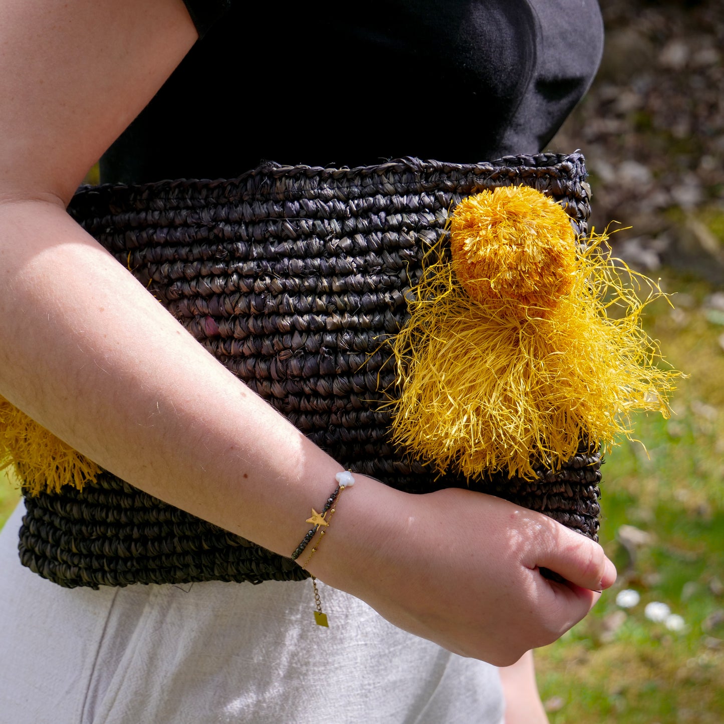 Pochette zippée en raphia noir, pompon jaune