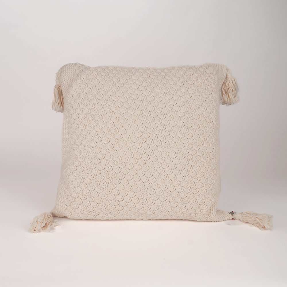 Coussin motifs crochets beiges