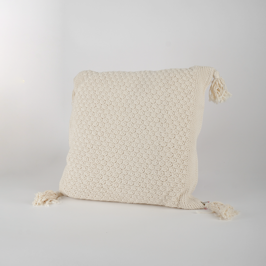 Coussin motifs crochets beiges