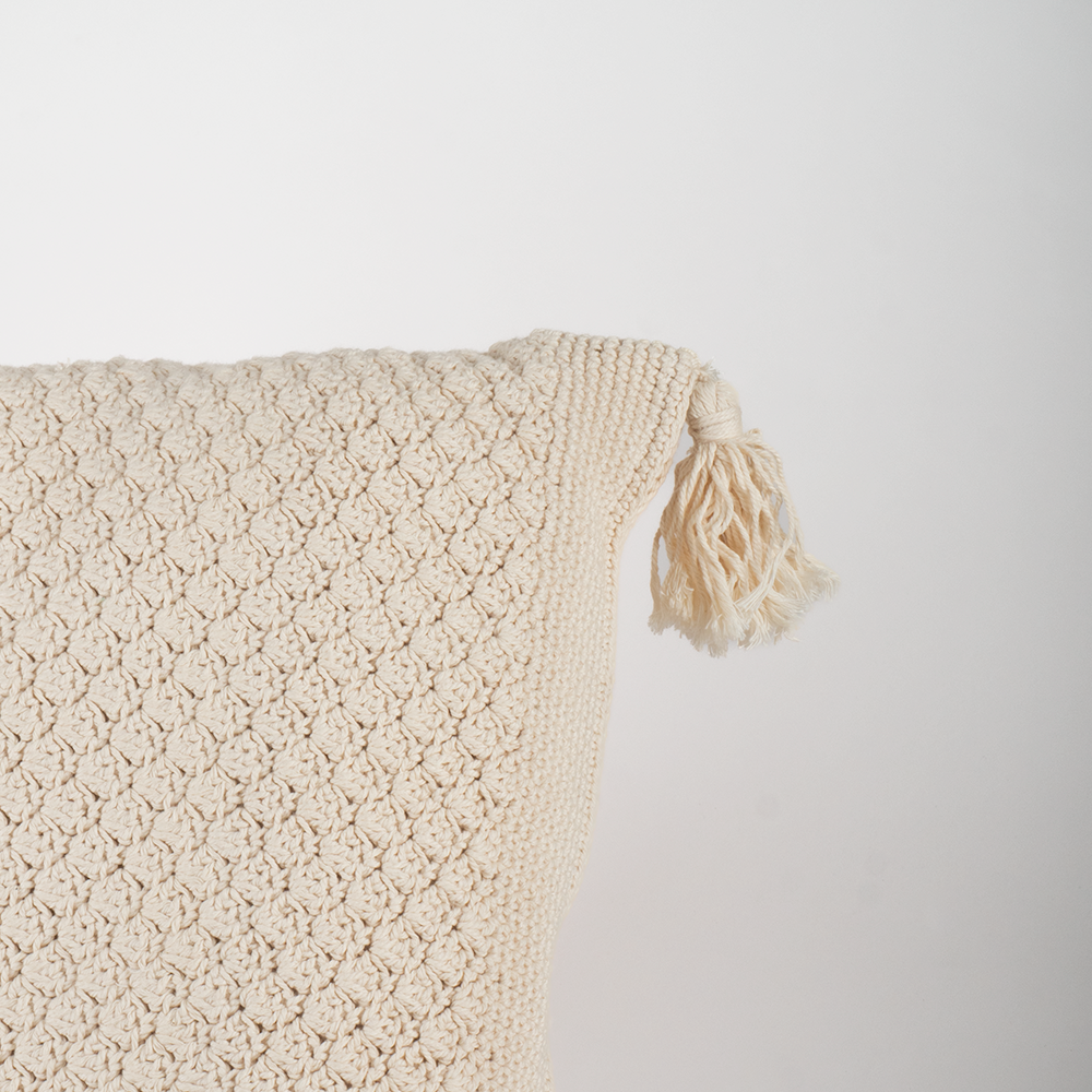 Coussin motifs crochets beiges