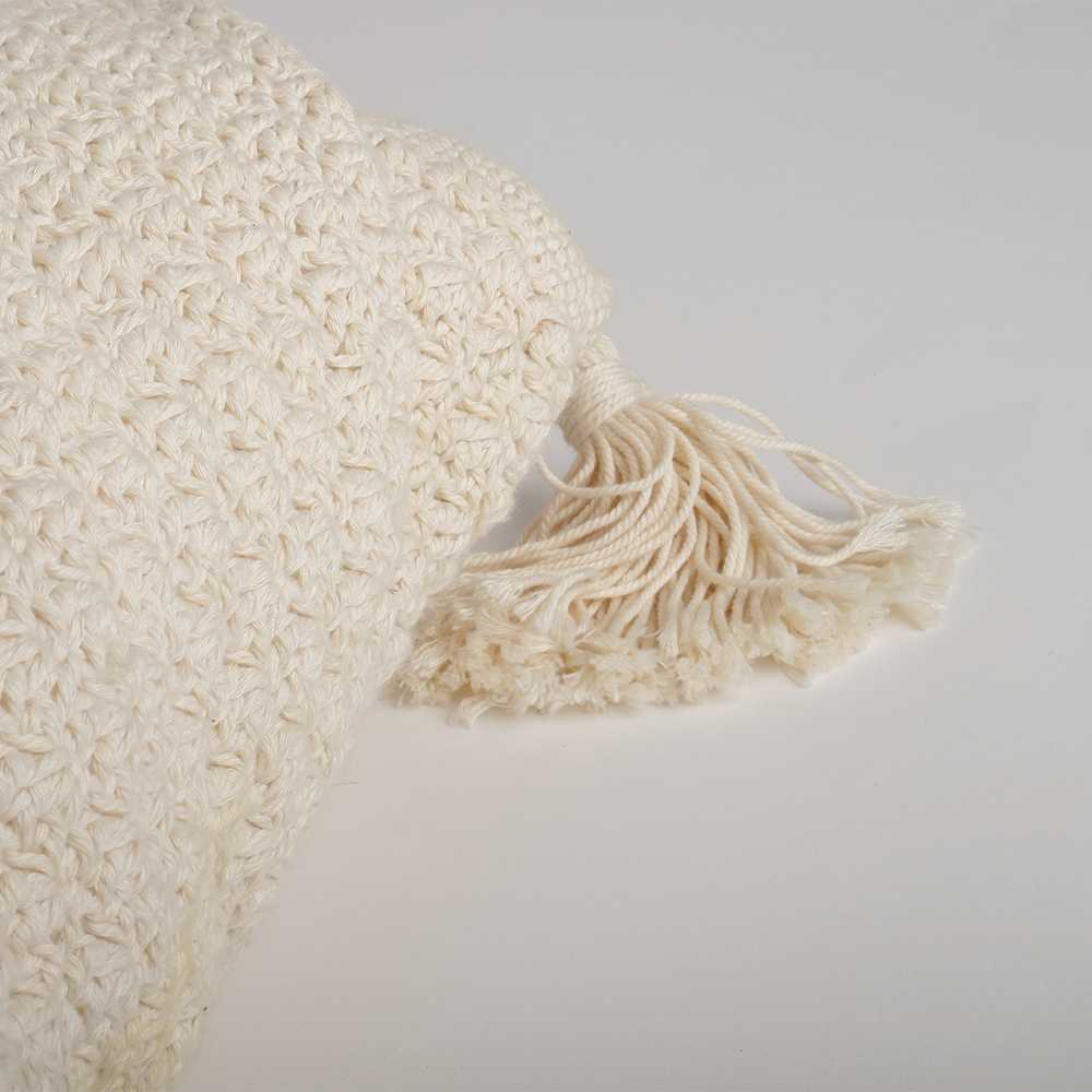 Coussin motifs crochets beiges