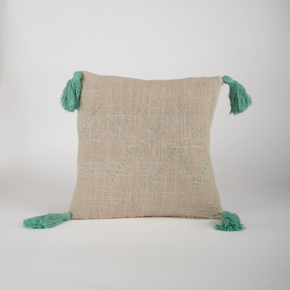 Housse de coussin écru motifs vert d'eau et pompons