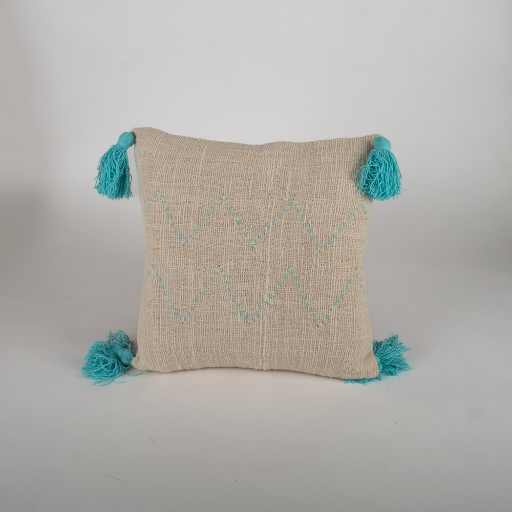 Housse de coussin écru motifs turquoise et pompons