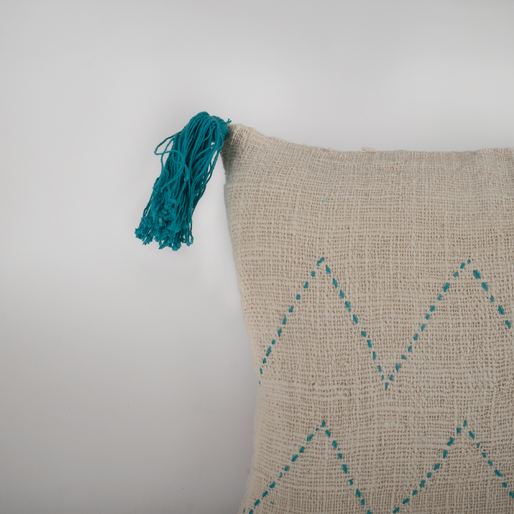 Housse de coussin écru motifs bleu et pompons