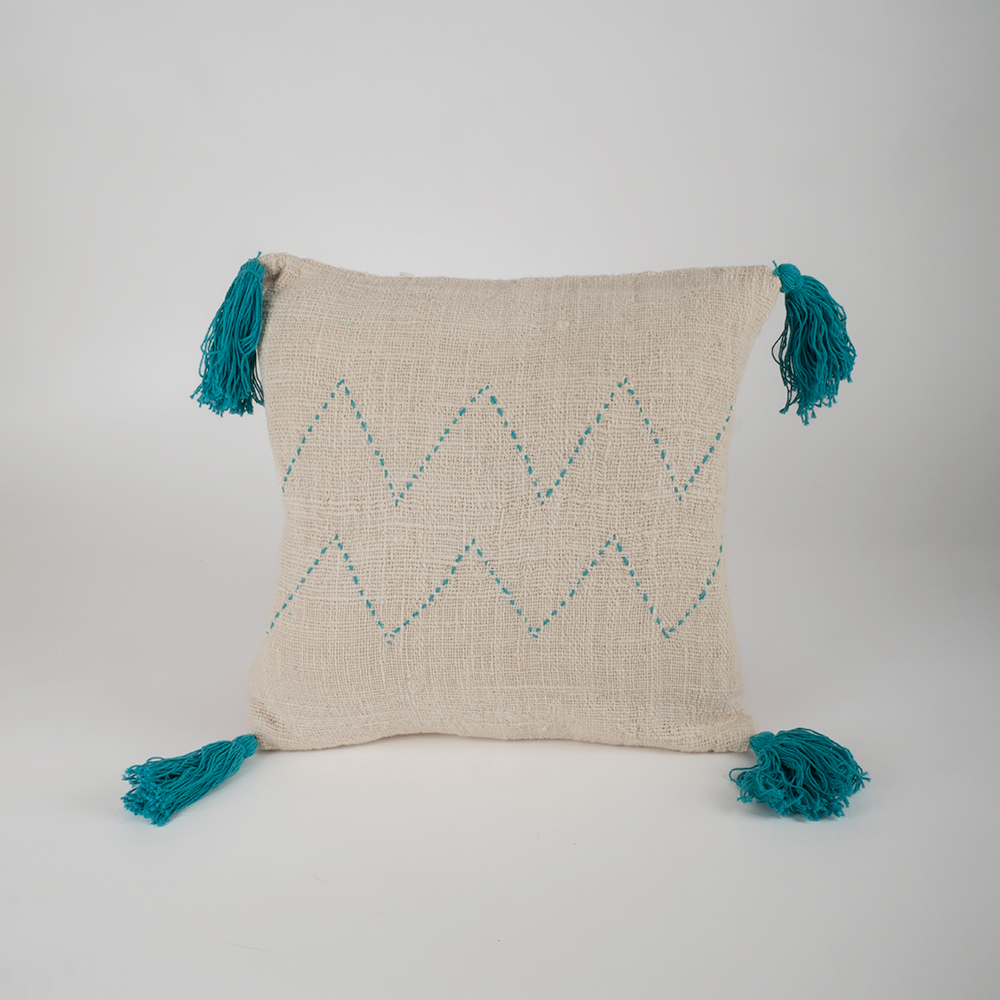 Housse de coussin écru motifs bleu et pompons