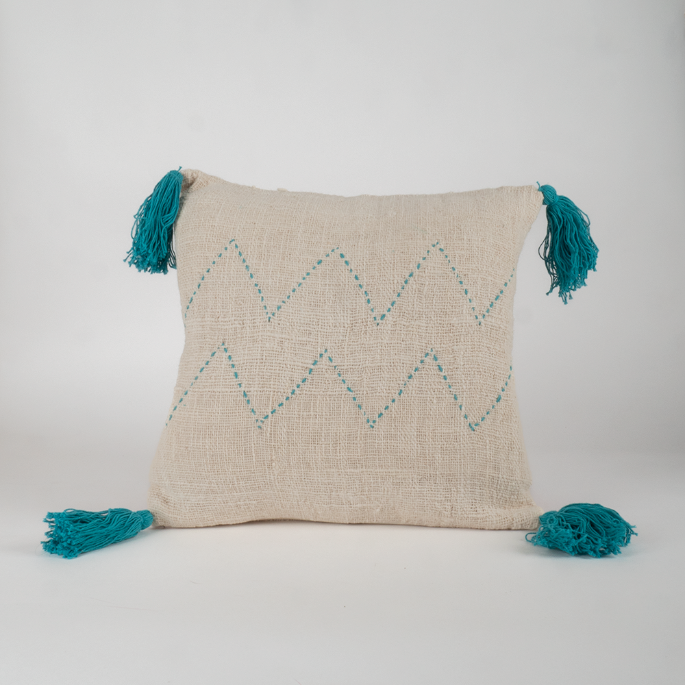 Housse de coussin écru motifs bleu et pompons