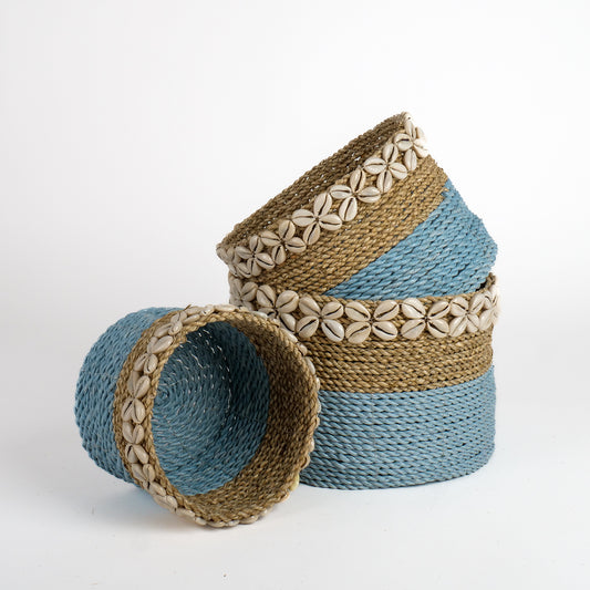 Paniers gigognes bleu et naturel avec couronne de coquillages