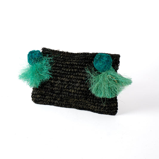 Pochette zippée en raphia noir, pompon bleu