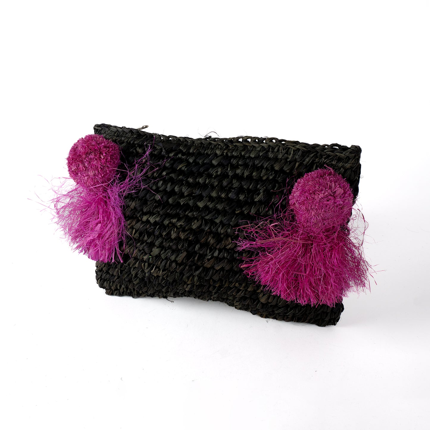 Pochette zippée en raphia noir, pompon rose