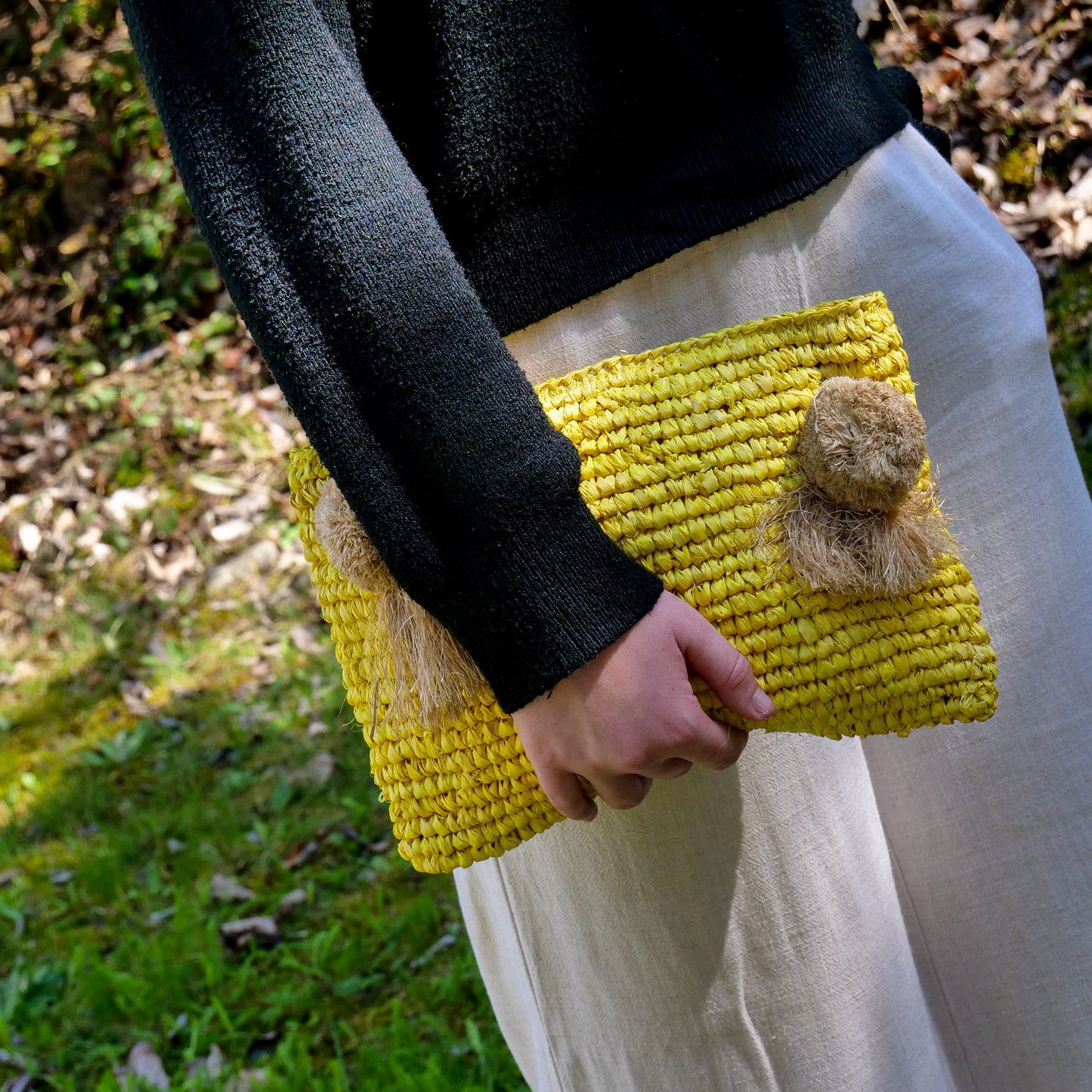 Pochette zippée en raphia jaune