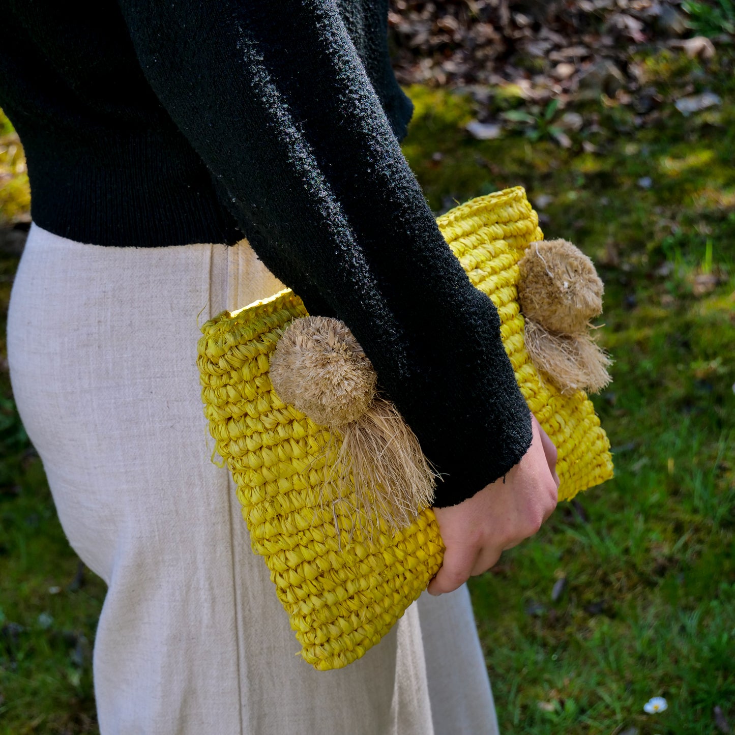 Pochette zippée en raphia jaune