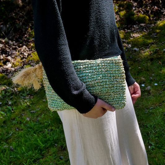 Pochette zippée en raphia vert d'eau pompon naturel